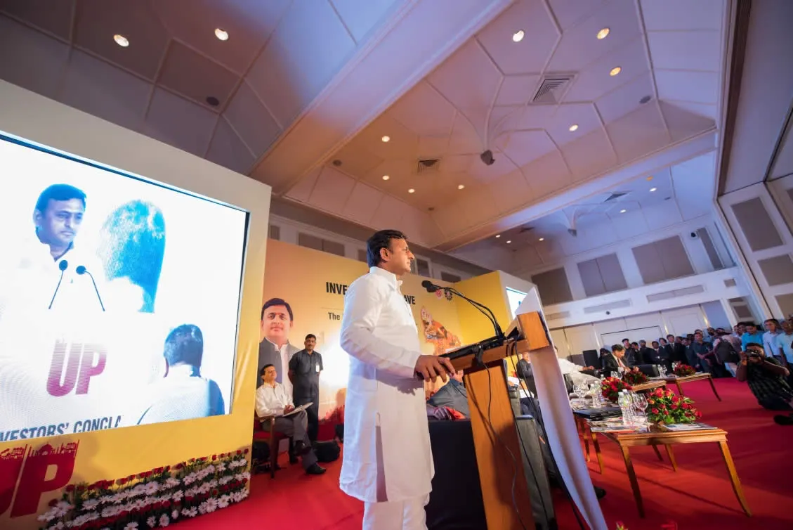 मुख्यमंत्री अखिलेश यादव यूपी इन्वेस्टर्स कॉन्क्लेव, मुंबई में संबोधित करते हुए