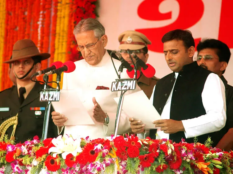 अखिलेश यादव मुख्यमंत्री पद की शपथ लेते हुए, मार्च 2012